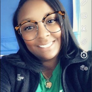 Meet your Posher, Dennae